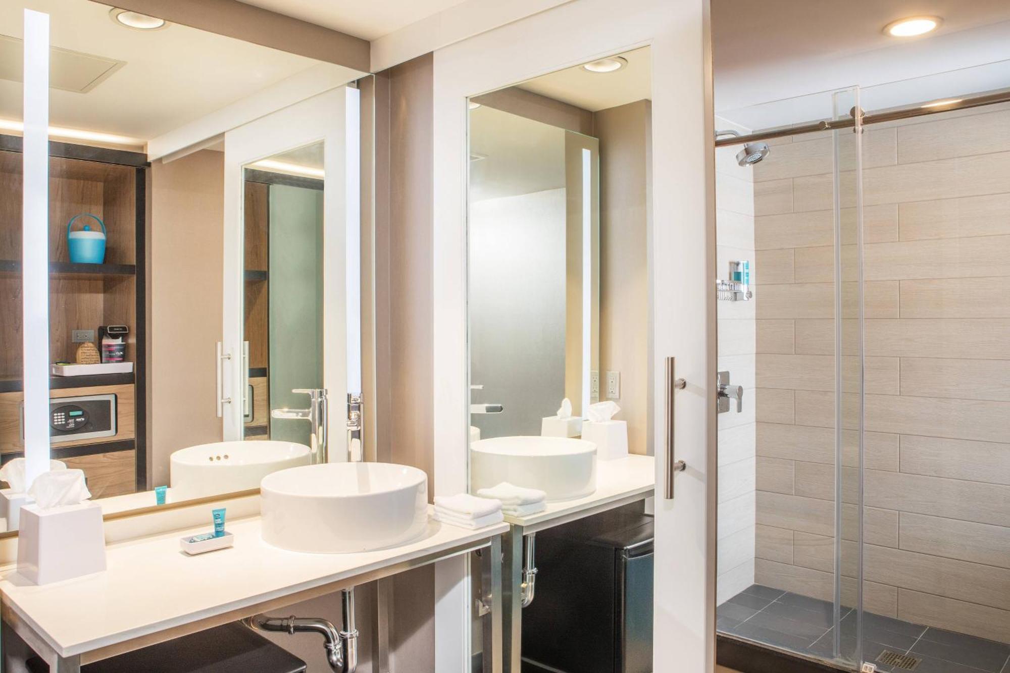 Aloft King Room